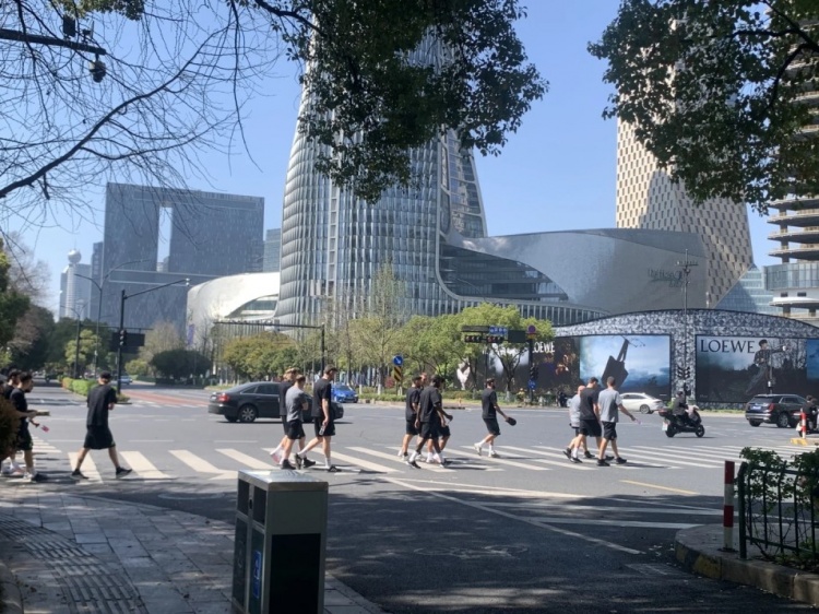 心態(tài)放松，有網友拍到澳大利亞隊早上在萬象城citywalk